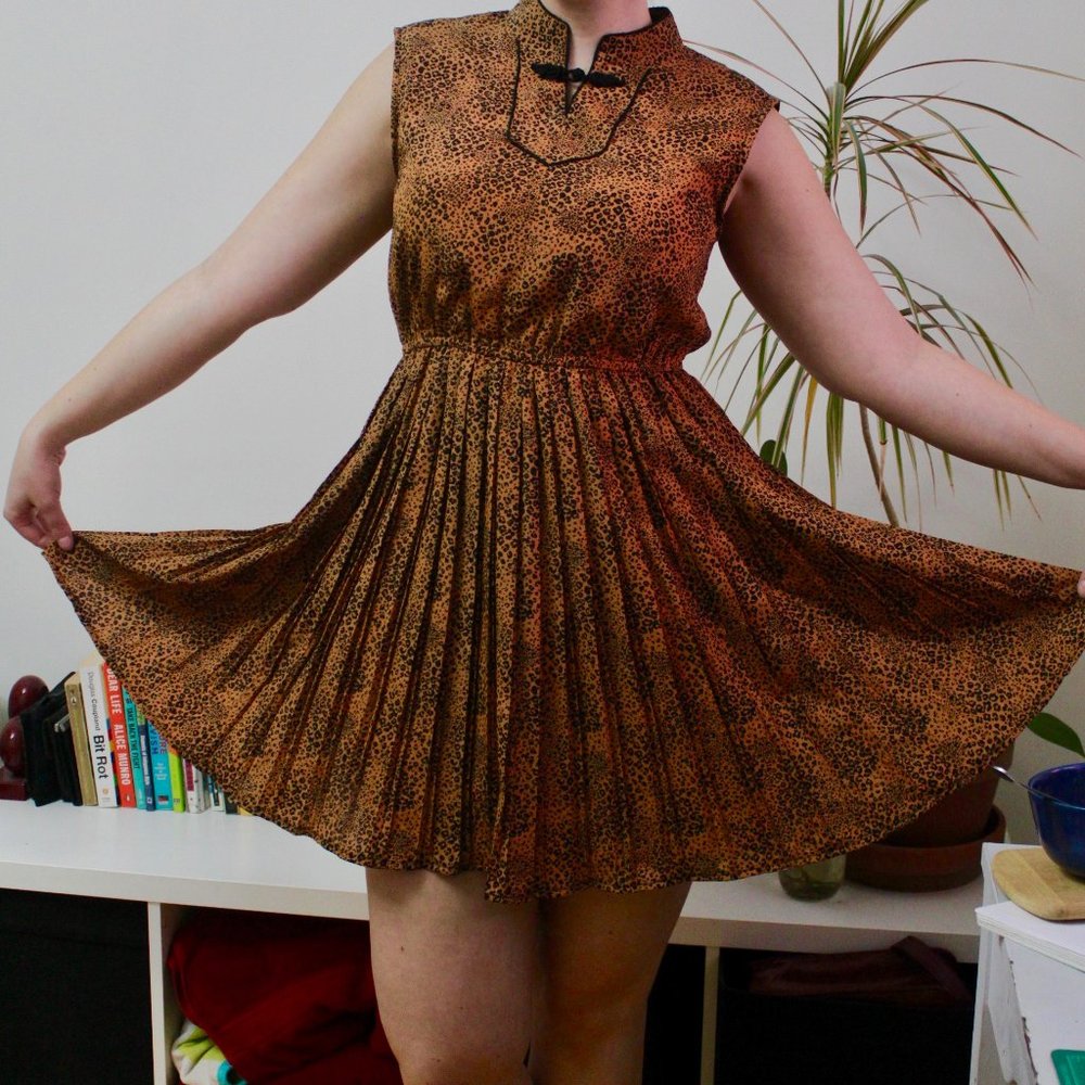 Cute patterned orange dress with pleats | M